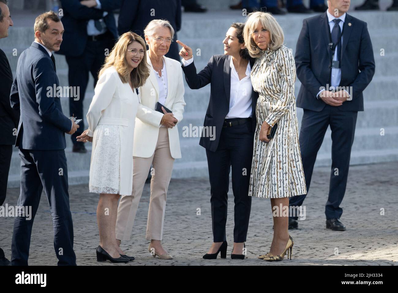 Paris, Frankreich. 14.. Juli 2022. Die Staatssekretärin für Veteranen und Erinnerung Patricia Miralles, die französische Premierministerin Elisabeth Borne, die französische Jugendministerin Sarah El Hairy und Brigitte Macron nehmen am 14. Juli 2022 an der Parade zum Bastille-Tag am Place of Concorde in Paris Teil.Foto von David Niviere/ABACAPRESS.COM Quelle: Abaca Press/Alamy Live News Stockfoto