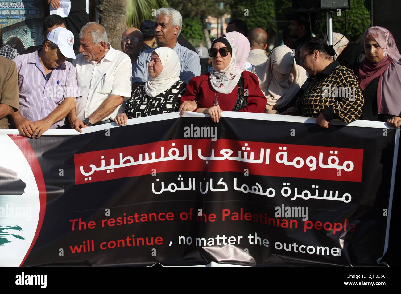 Gaza, Palästina. 14.. Juli 2022. Palästinensische Demonstranten tragen Plakate, während sie sich versammeln, um gegen den Besuch des US-Präsidenten Joe Biden in Gaza-Stadt am Donnerstag, dem 14. Juli 2022, zu protestieren. Kredit: UPI/Alamy Live Nachrichten Stockfoto