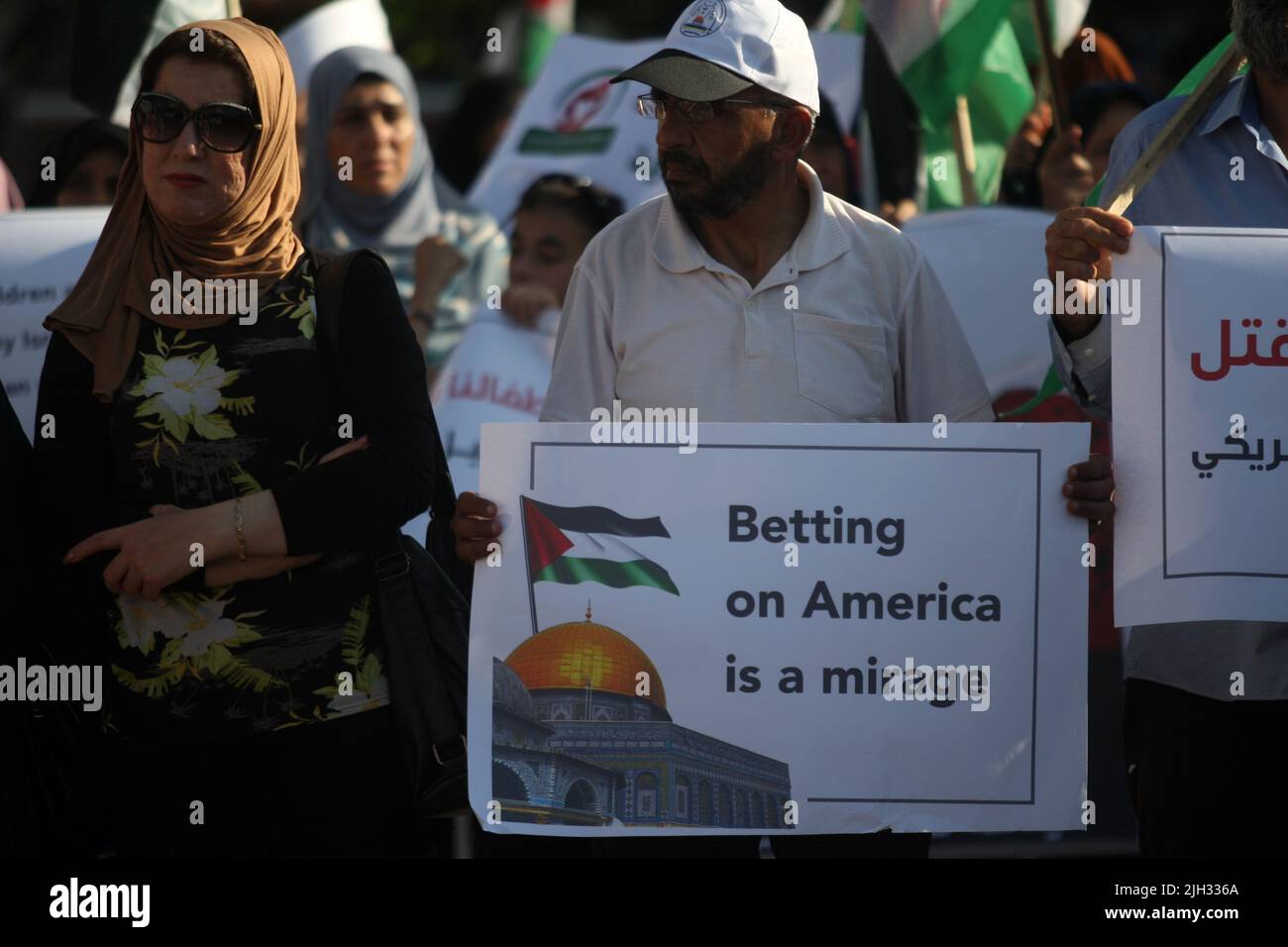 Gaza, Palästina. 14.. Juli 2022. Palästinensische Demonstranten tragen Plakate, während sie sich versammeln, um gegen den Besuch des US-Präsidenten Joe Biden in Gaza-Stadt am Donnerstag, dem 14. Juli 2022, zu protestieren. Kredit: UPI/Alamy Live Nachrichten Stockfoto