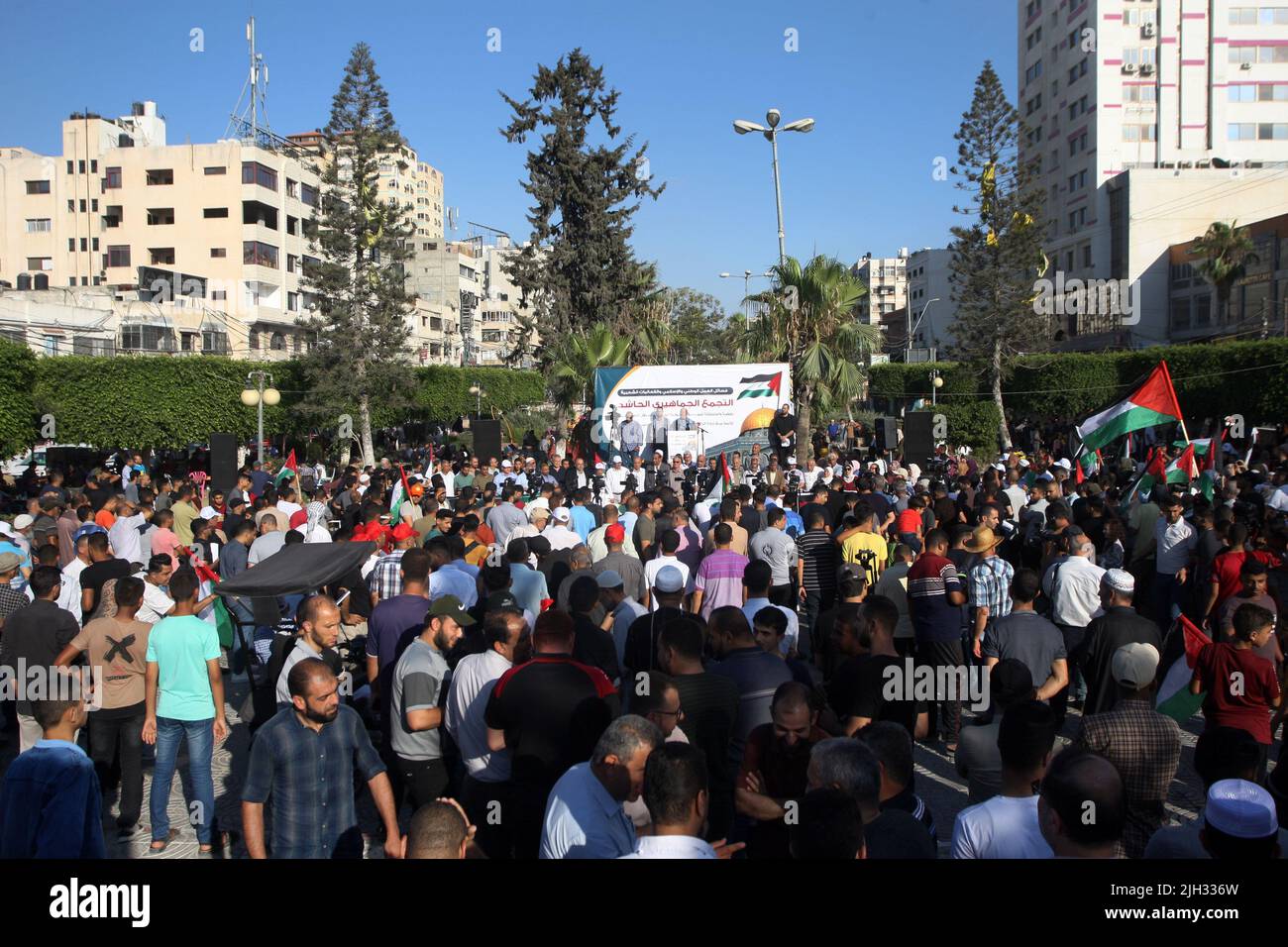 Gaza, Palästina. 14.. Juli 2022. Palästinensische Demonstranten tragen Plakate, während sie sich versammeln, um gegen den Besuch des US-Präsidenten Joe Biden in Gaza-Stadt am Donnerstag, dem 14. Juli 2022, zu protestieren. Kredit: UPI/Alamy Live Nachrichten Stockfoto