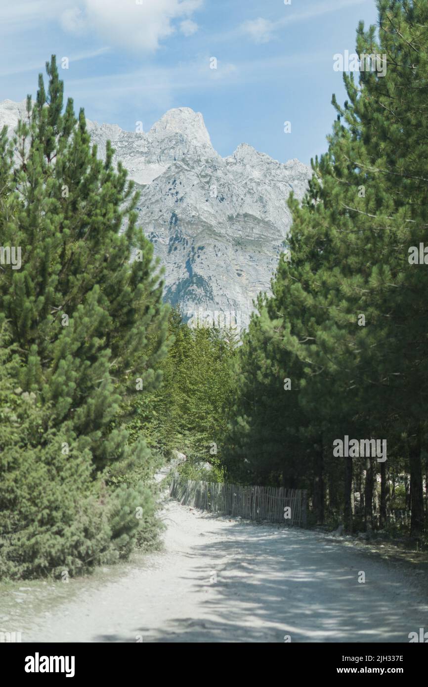 Unbefestigte Straße im Theth-Nationalpark, Albanien Stockfoto