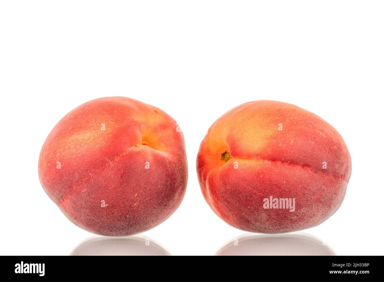 Zwei reife rote Aprikosen, Nahaufnahme, isoliert auf weißem Hintergrund. Stockfoto