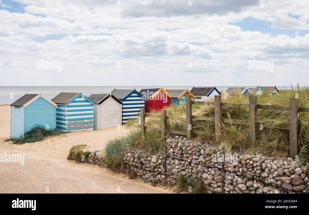 Hübsche Strandhütten in Southwold von hinten an der Suffolk-Küste im Juli 2022 Stockfoto