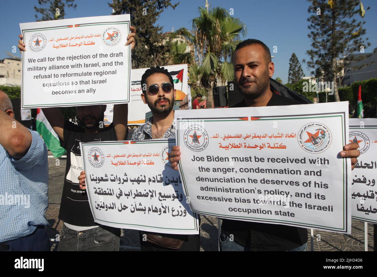 Gaza, Palästina. 14.. Juli 2022. Palästinensische Demonstranten tragen Plakate, während sie sich versammeln, um gegen den Besuch des US-Präsidenten Joe Biden in Gaza-Stadt am Donnerstag, dem 14. Juli 2022, zu protestieren. Kredit: UPI/Alamy Live Nachrichten Stockfoto