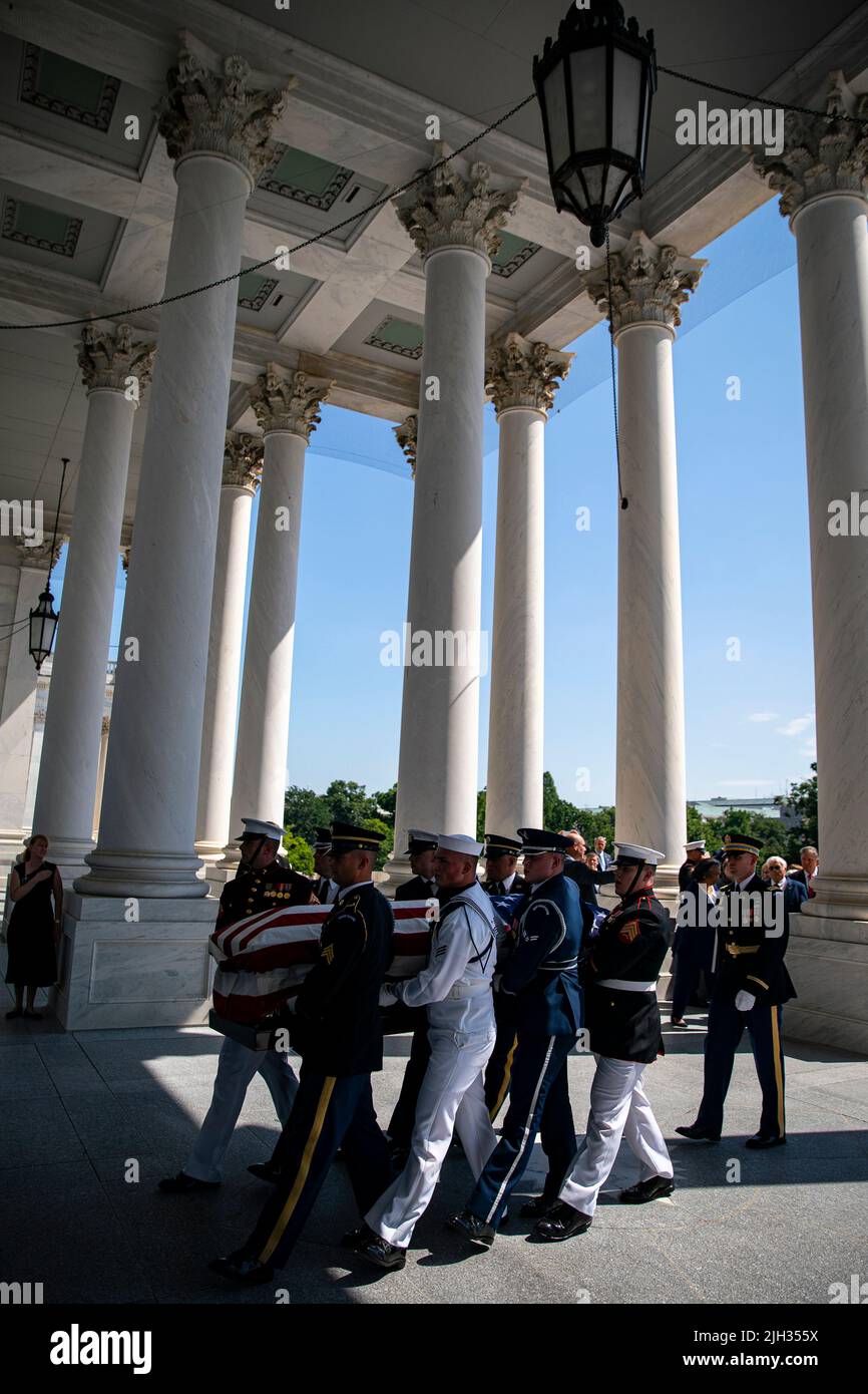Washington DC, USA. 14.. Juli 2022. Washington, DC, USA. 14.. Juli 2022. Die Überreste von Hershel Woodrow 'Woody' Williams werden in das US-Kapitol getragen, bevor sie am Donnerstag, den 14. Juli, in Washington, DC, USA, zu Ehren liegen. 2022. Williams, der letzte überlebende Träger der Ehrenmedaille des Zweiten Weltkriegs, kämpfte in der Schlacht von Iwo Jima. Quelle: Al Drago/Pool via CNP/dpa/Alamy Live News Quelle: dpa picture Alliance/Alamy Live News Stockfoto