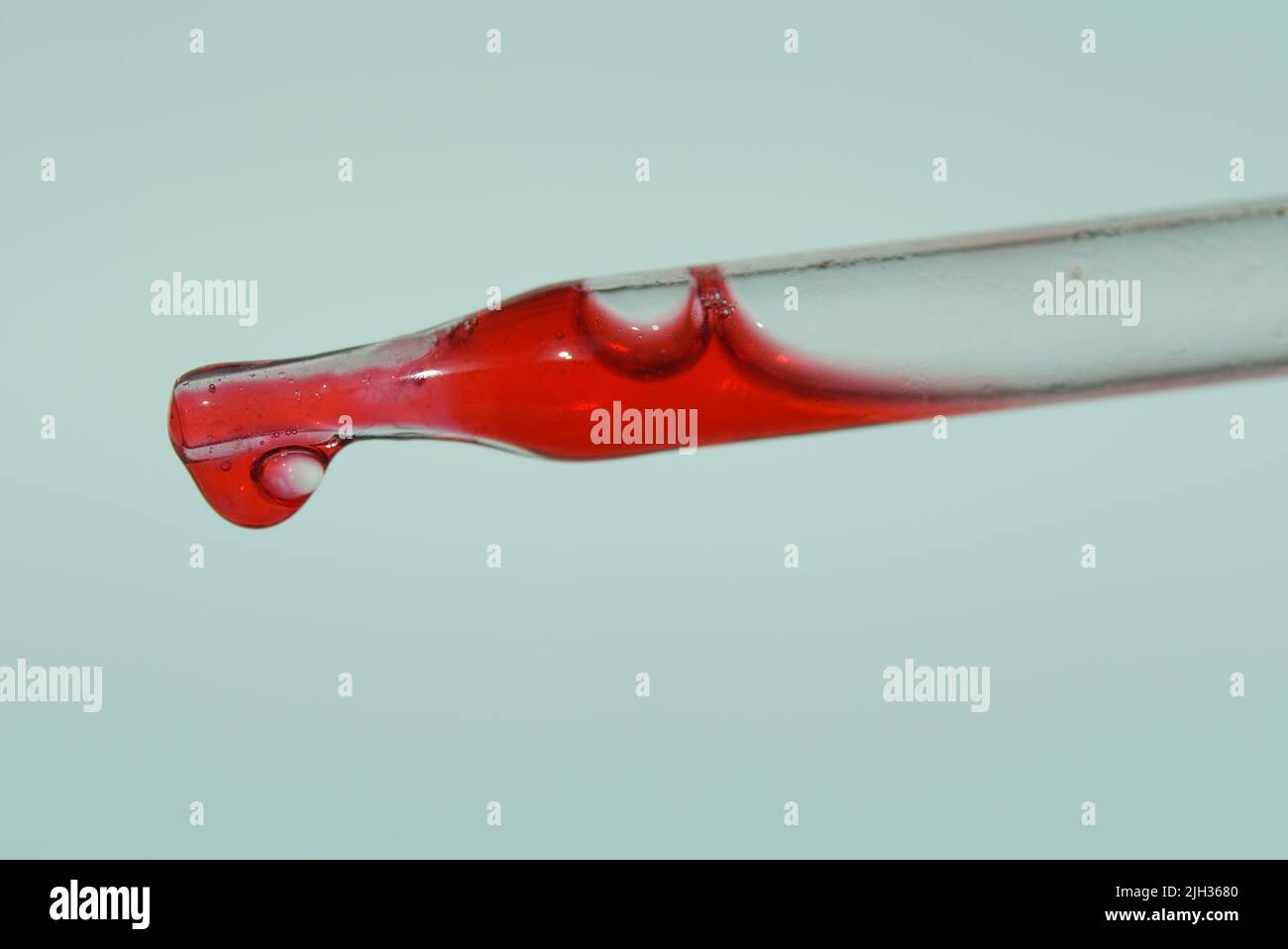 Nahaufnahme einer Pipette mit Blut. Das Konzept der Entwicklung pharmazeutischer Medikamente zur Behandlung von Krankheiten mit Hilfe von Medikamenten, die die DNA verbessern. Hochwertige Fotos Stockfoto