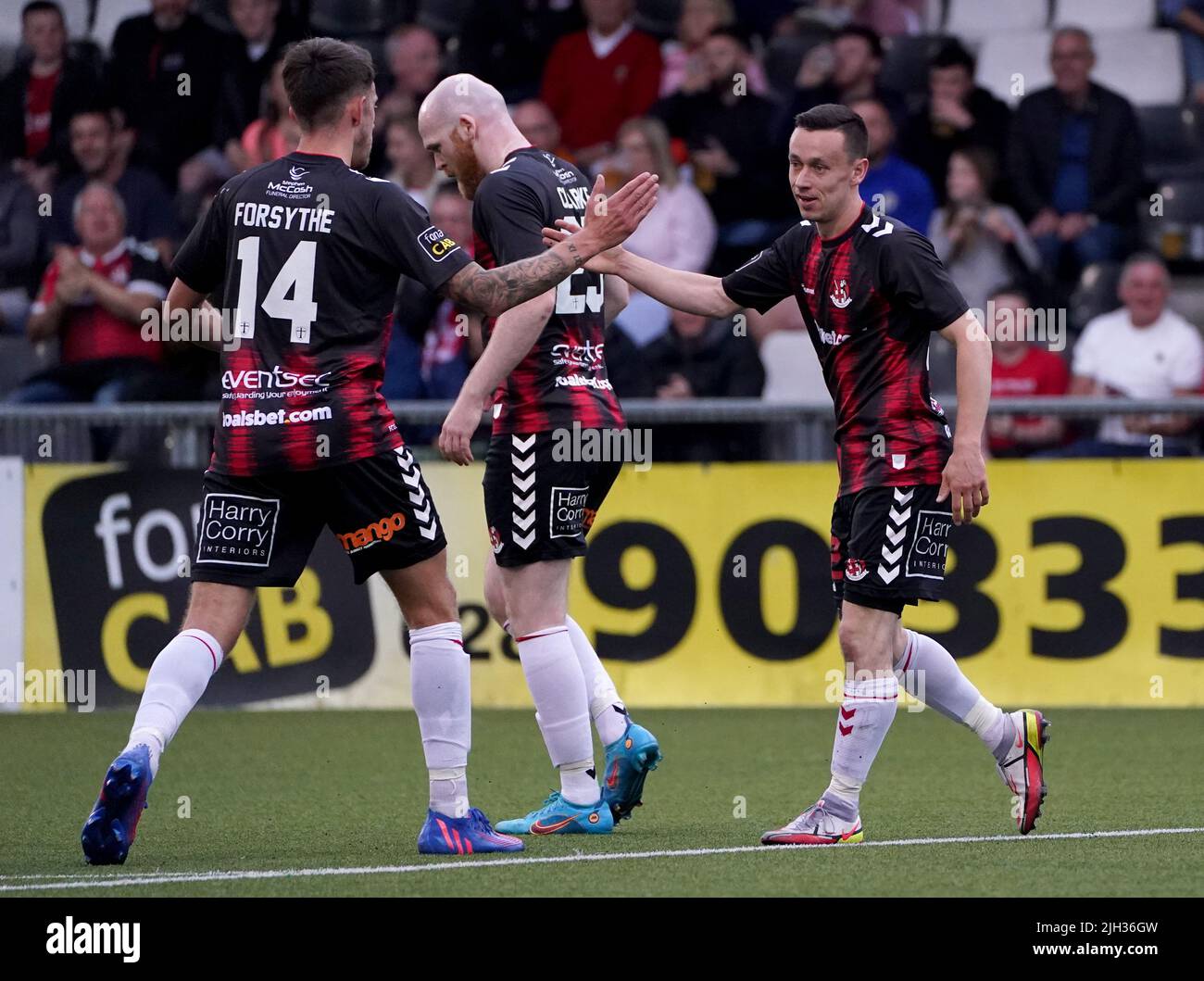 Paul Heatley (rechts) von Crusaders feiert das Tor seiner Seite beim zweiten Beinspiel der UEFA Europa Conference League in Seaview, Belfast. Bilddatum: Donnerstag, 14. Juli 2022. Stockfoto