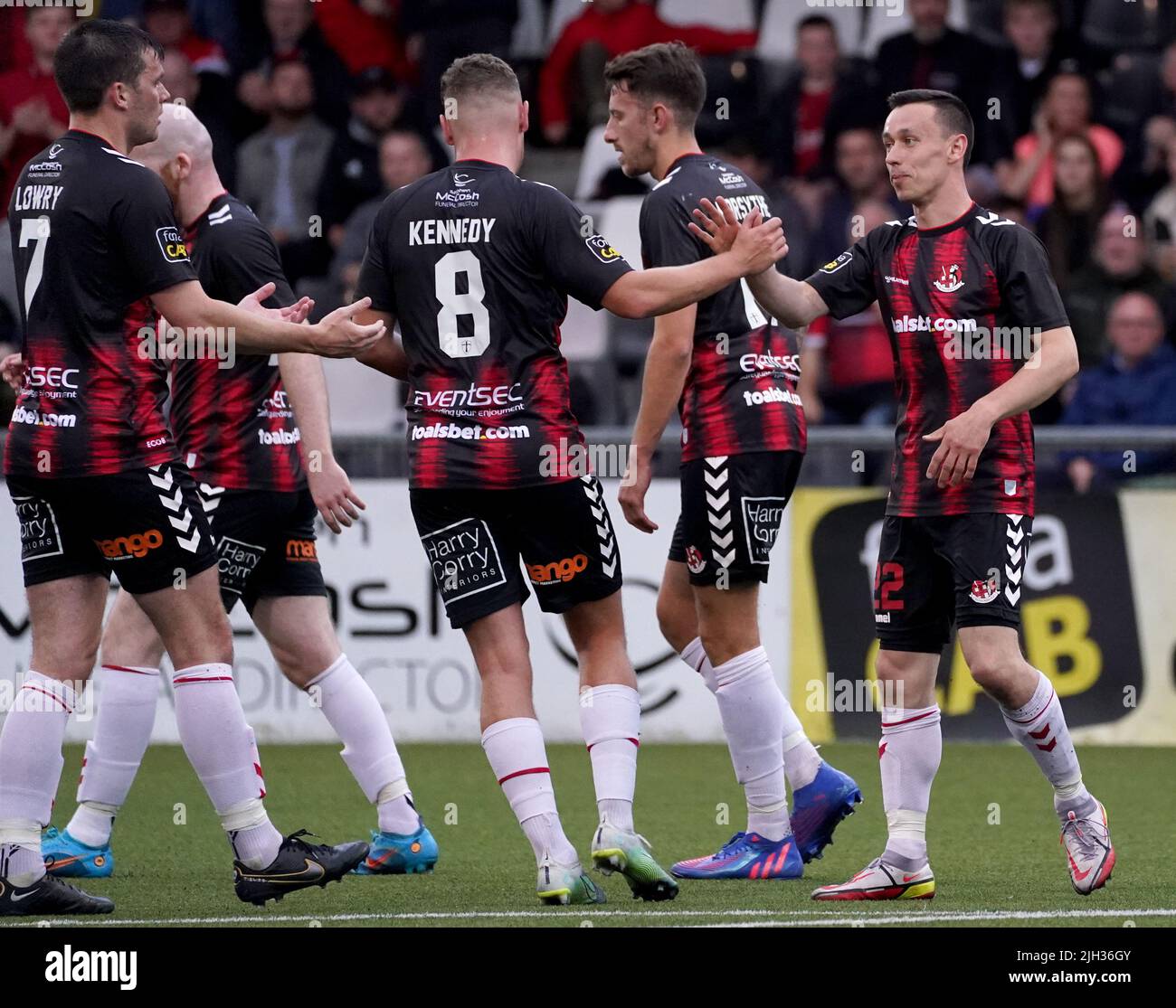 Paul Heatley (rechts) von Crusaders feiert das Tor seiner Seite beim zweiten Beinspiel der UEFA Europa Conference League in Seaview, Belfast. Bilddatum: Donnerstag, 14. Juli 2022. Stockfoto