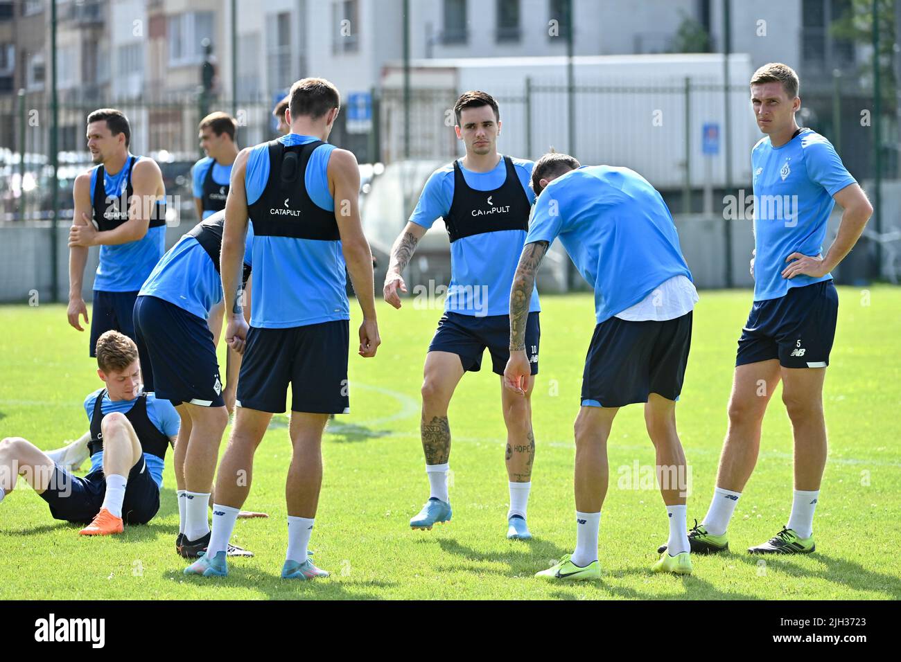 Brüssel, Belgien. 14.. Juli 2022. Kyjiws Mykola Shaparenko und Kyjiws Serhiy Sydorchuk, aufgenommen während einer Trainingseinheit des ukrainischen Fußballvereins FC Dynamo Kiew, Donnerstag, 14. Juli 2022, im 'Petit Heyzel'/'kleine Heizel', in Brüssel. Die Stadt Brüssel stellt dem Fußballteam das kleine Heysel-Stadion zur Verfügung, damit sie vor dem Freundschaftsspiel gegen Antwerpen am Freitag, dem 15. Juli, trainieren können. Sie sind im Rahmen ihrer internationalen Tournee 'Stoppt den Krieg - Betet für den Frieden' in Brüssel. Kredit: Belga Nachrichtenagentur/Alamy Live Nachrichten Stockfoto