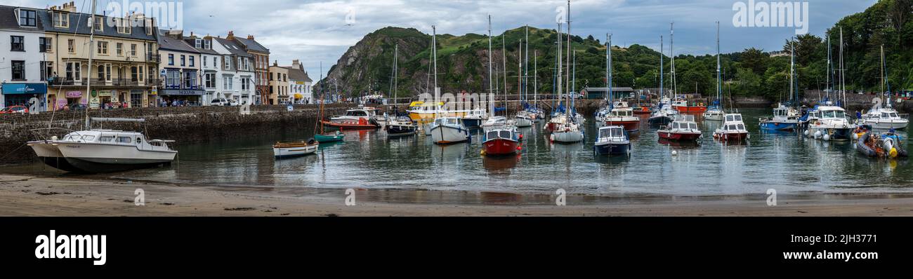 ILFRACOMBE, DEVON, ENGLAND, JULI 13 2022: Panoramablick auf den Hafen mit Booten. Stockfoto