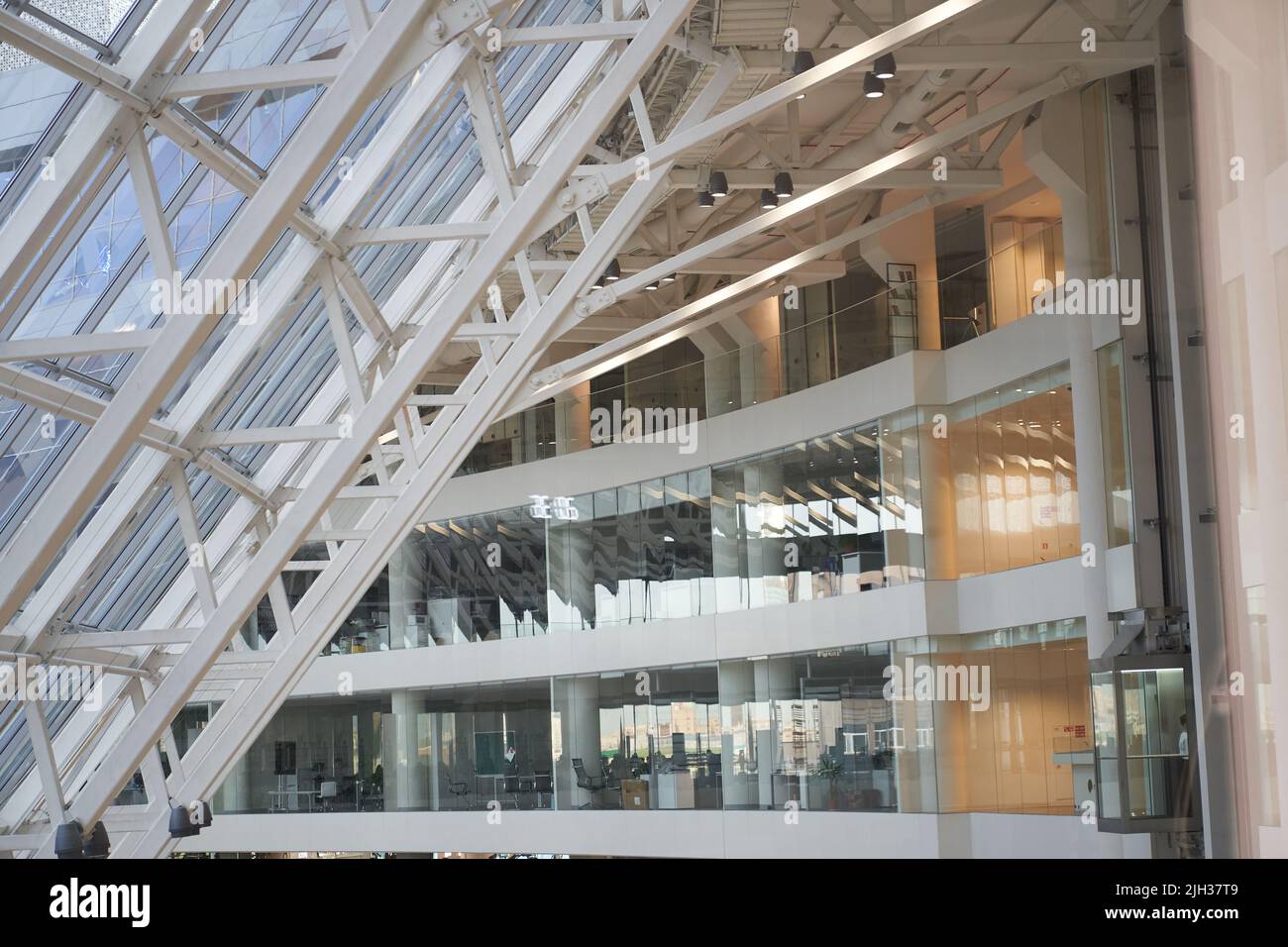Ein modernes Einkaufszentrum mit luxuriösen Markengeschäften. Selektive Betonung auf einem mehrstöckigen Lichtboden in einem Einkaufszentrum. Gedreht in Jekaterinburg am 05.26.2022. Hochwertige Fotografie Stockfoto