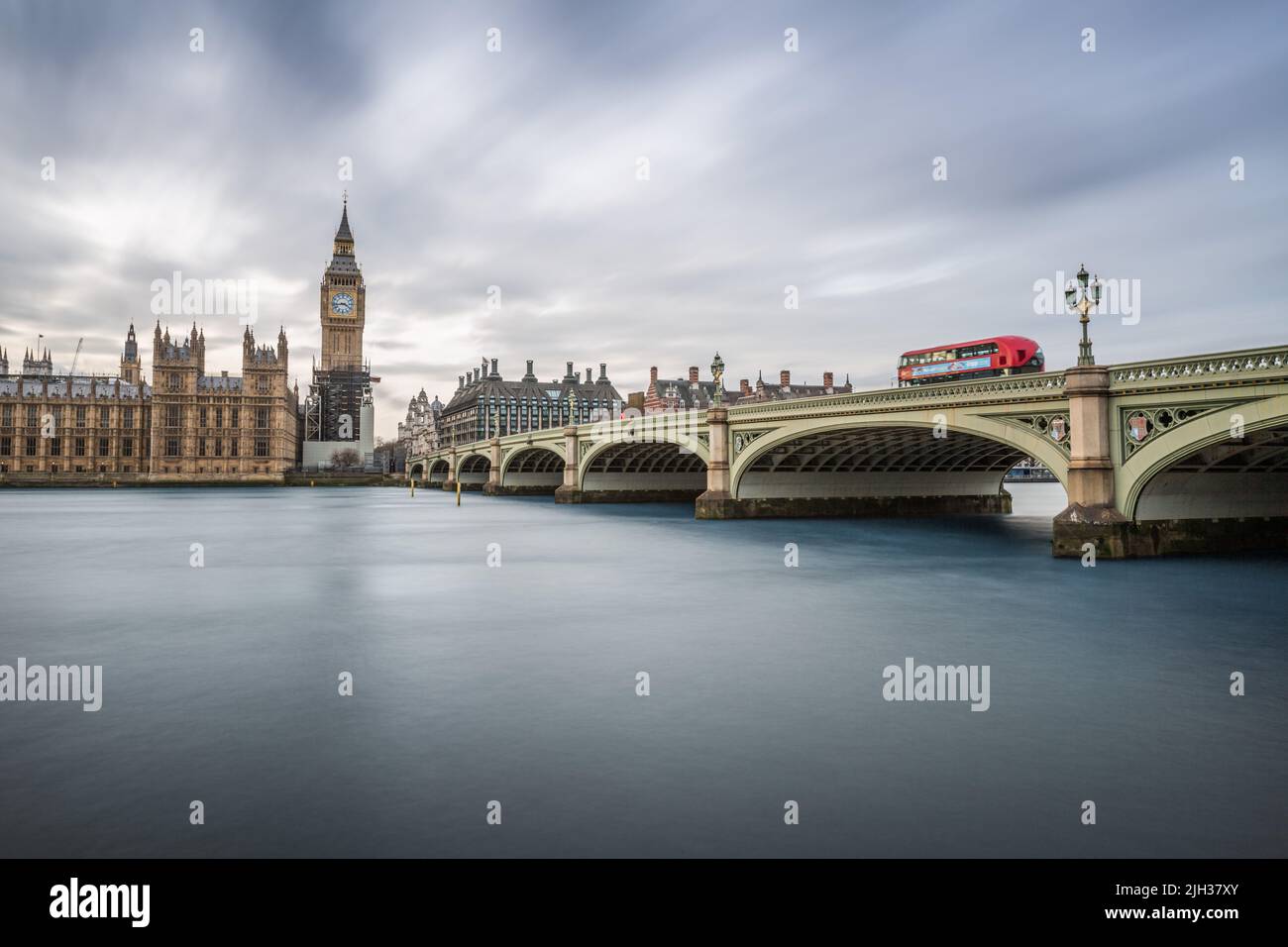 Big Ben, die Houses of Parliament und ein roter Bus auf der Westminster Bridge, London, Großbritannien Stockfoto