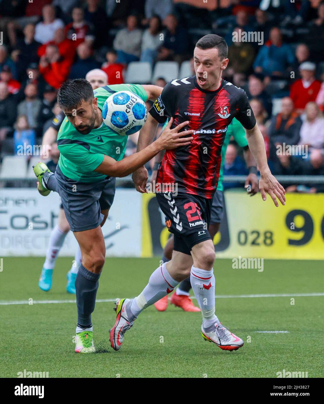 Seaview, Belfast, Nordirland, Großbritannien. 14. Juli 2022. UEFA Conference League erste Qualifikationsrunde (zweite Etappe) – Crusaders gegen Elstern. Action vom heutigen Spiel bei Seaview (Crusaders in rot/schwarz). Kredit: CAZIMB/Alamy Live Nachrichten. Stockfoto