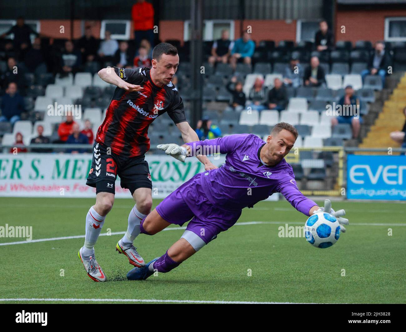 Seaview, Belfast, Nordirland, Großbritannien. 14. Juli 2022. UEFA Conference League erste Qualifikationsrunde (zweite Etappe) – Crusaders gegen Elstern. Action vom heutigen Spiel bei Seaview (Crusaders in rot/schwarz). Die Kreuzritter Stehen Heatley und der Elstern-Torwart Matthew Silva. Kredit: CAZIMB/Alamy Live Nachrichten. Stockfoto