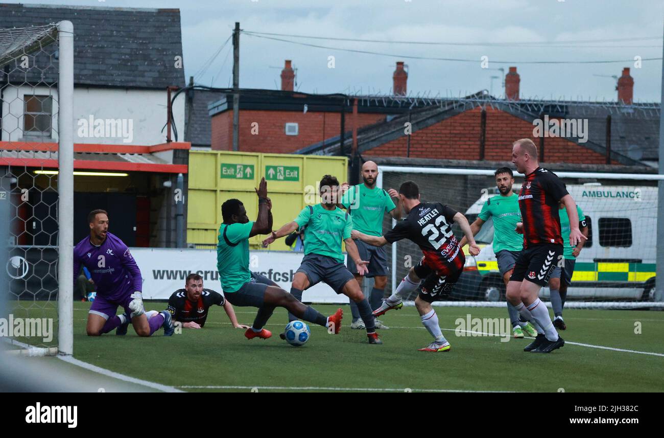 Seaview, Belfast, Nordirland, Großbritannien. 14. Juli 2022. UEFA Conference League erste Qualifikationsrunde (zweite Etappe) – Crusaders gegen Elstern. Action vom heutigen Spiel bei Seaview (Crusaders in rot/schwarz). Paul Heatley (22) erzielte und feierte das Eröffnungstreffer. Kredit: CAZIMB/Alamy Live Nachrichten. Stockfoto