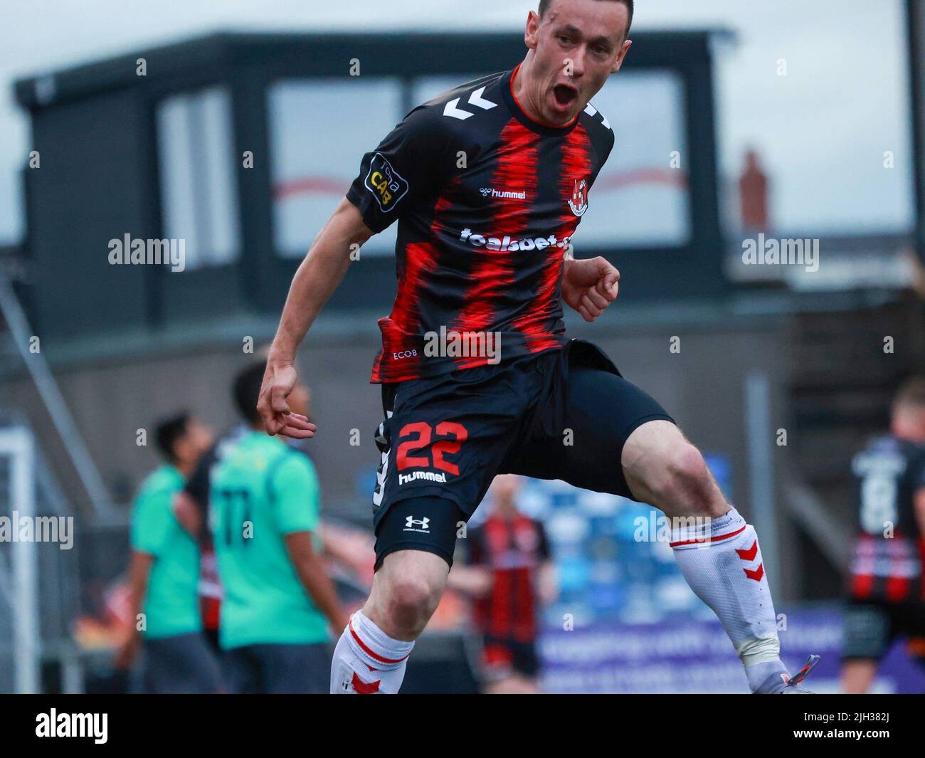 Seaview, Belfast, Nordirland, Großbritannien. 14. Juli 2022. UEFA Conference League erste Qualifikationsrunde (zweite Etappe) – Crusaders gegen Elstern. Action vom heutigen Spiel bei Seaview (Crusaders in rot/schwarz). Paul Heatley (22) erzielte und feierte das Eröffnungstreffer. Kredit: CAZIMB/Alamy Live Nachrichten. Stockfoto