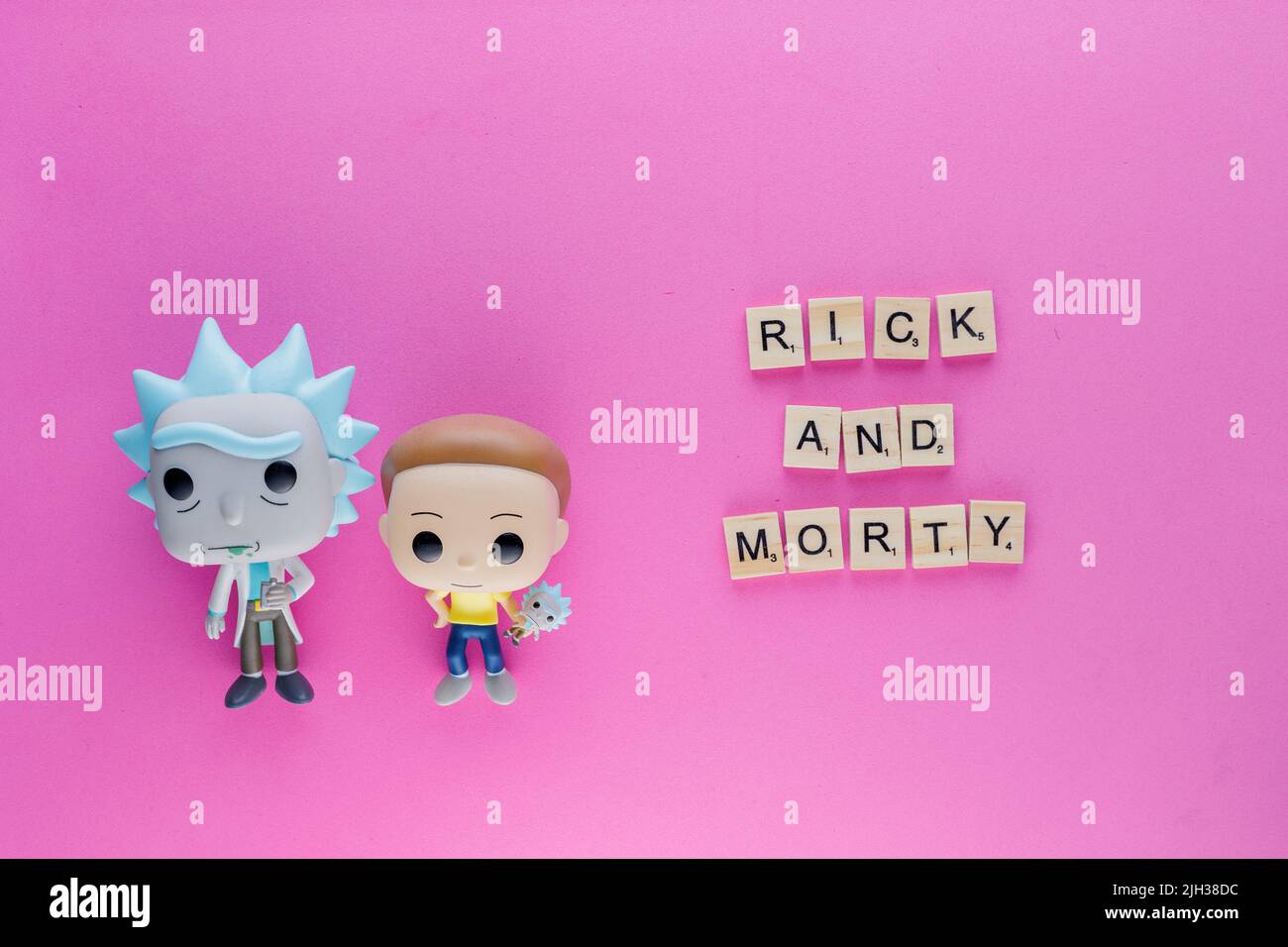 Rick und Morty Funko Pop Figuren auf einem rosa flachen Hintergrund Stockfoto