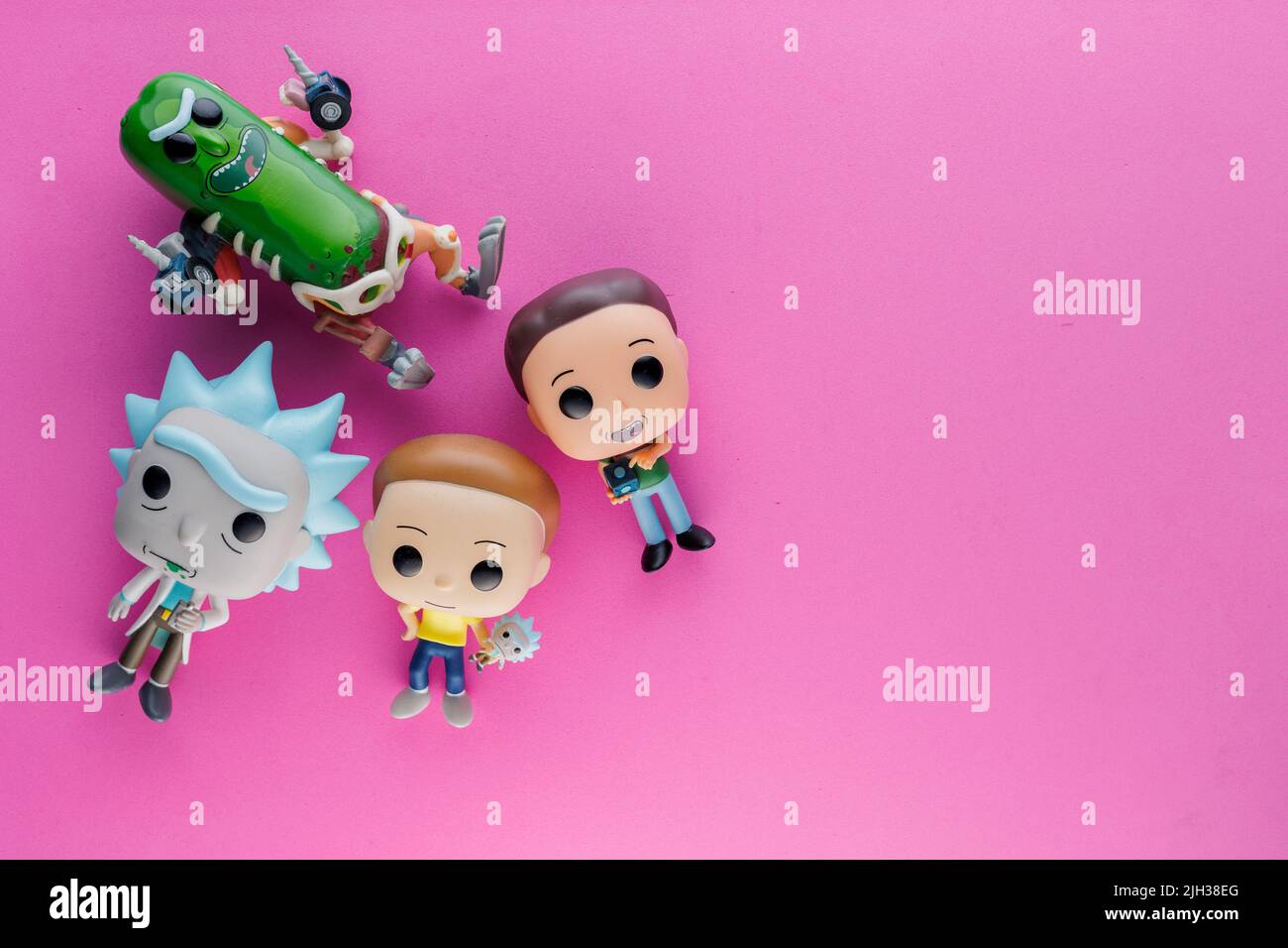 Rick und Morty Funko Pop Figuren auf einem rosa flachen Hintergrund Stockfoto