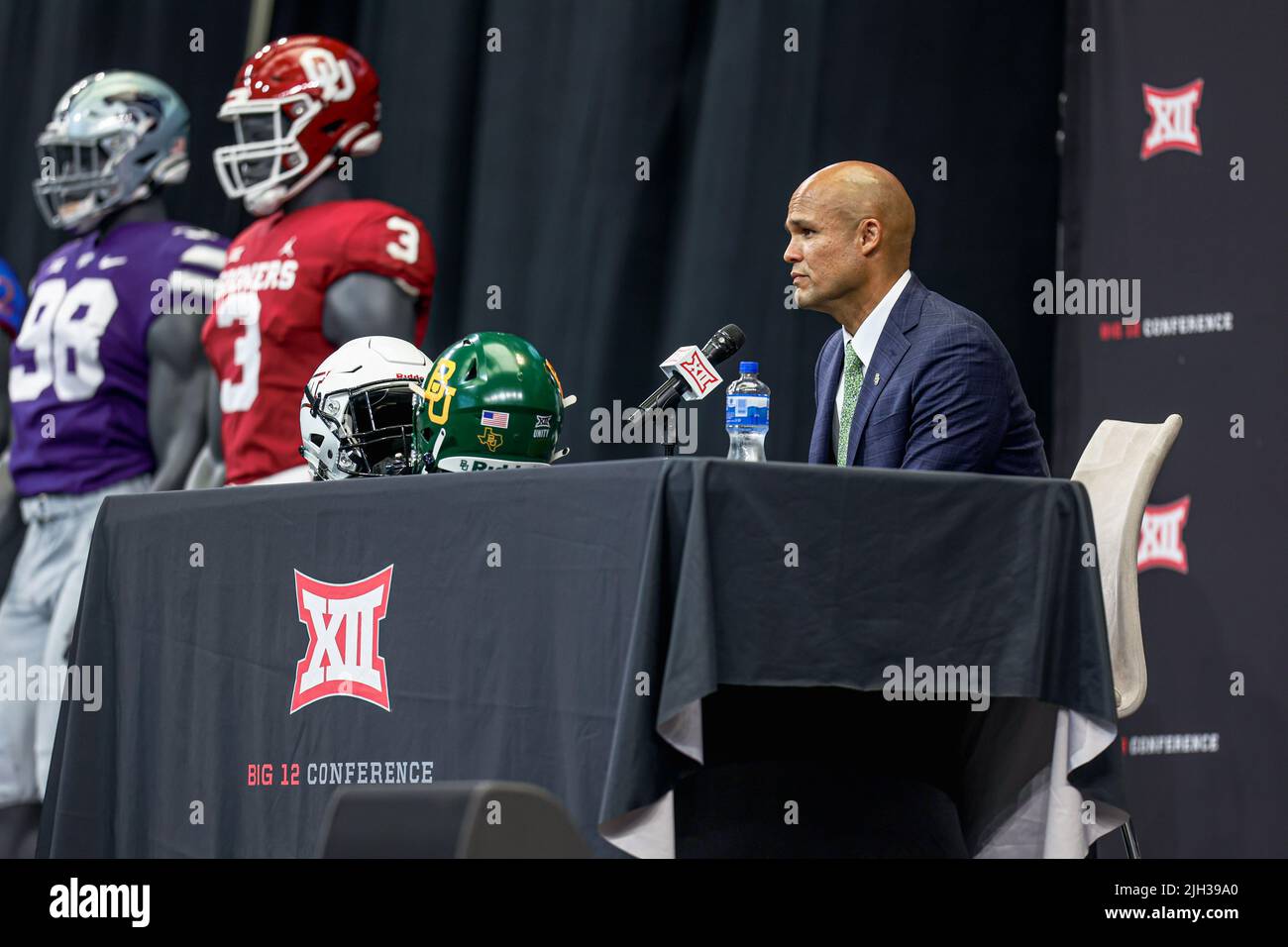 Dave Aranda, Cheftrainer von Baylor Bears, spricht während des Medientages der Big 12 Conference am Mittwoch, den 13. Juli 2022 in Arlington, TX. (Mario Terrell / Bild von S Stockfoto