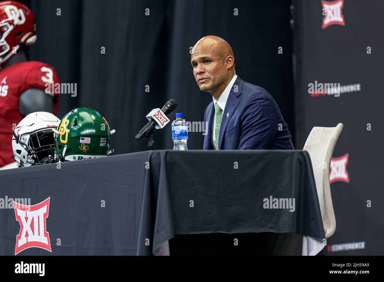 Dave Aranda, Cheftrainer von Baylor Bears, spricht während des Medientages der Big 12 Conference am Mittwoch, den 13. Juli 2022 in Arlington, TX. (Mario Terrell / Bild von S Stockfoto