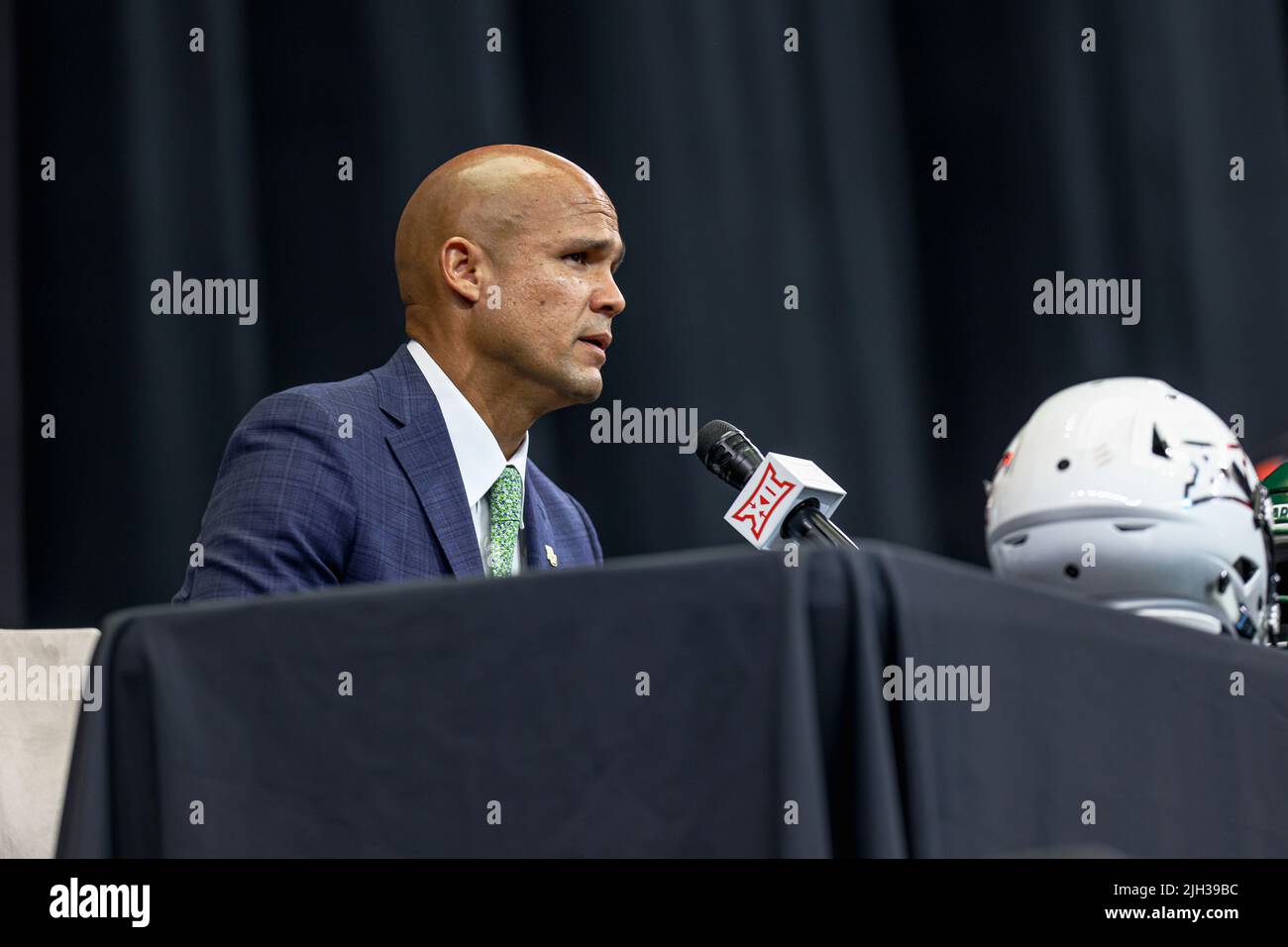 Dave Aranda, Cheftrainer von Baylor Bears, spricht während des Medientages der Big 12 Conference am Mittwoch, den 13. Juli 2022 in Arlington, TX. (Mario Terrell / Bild von S Stockfoto