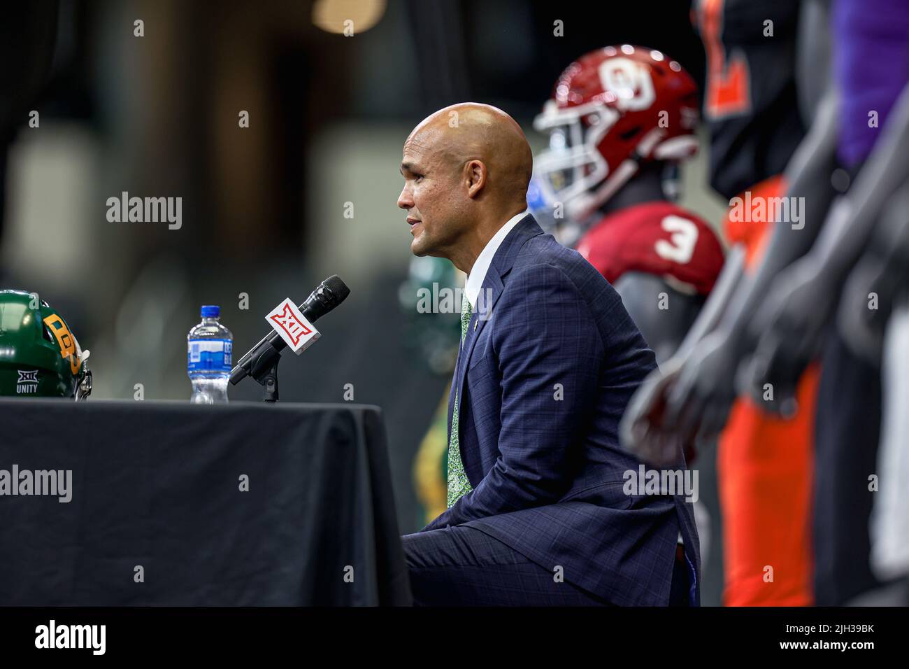 Dave Aranda, Cheftrainer von Baylor Bears, spricht während des Medientages der Big 12 Conference am Mittwoch, den 13. Juli 2022 in Arlington, TX. (Mario Terrell / Bild von S Stockfoto