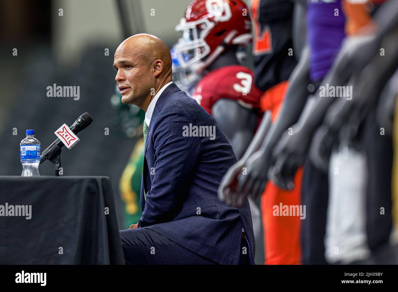 Dave Aranda, Cheftrainer von Baylor Bears, spricht während des Medientages der Big 12 Conference am Mittwoch, den 13. Juli 2022 in Arlington, TX. (Mario Terrell / Bild von S Stockfoto