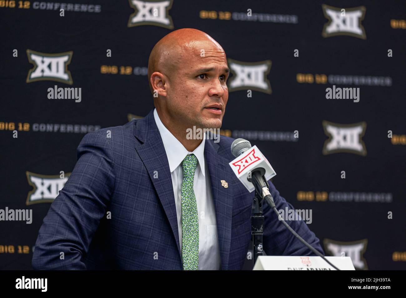Dave Aranda, Cheftrainer von Baylor Bears, spricht während des Medientages der Big 12 Conference am Mittwoch, den 13. Juli 2022 in Arlington, TX. (Mario Terrell / Bild von S Stockfoto