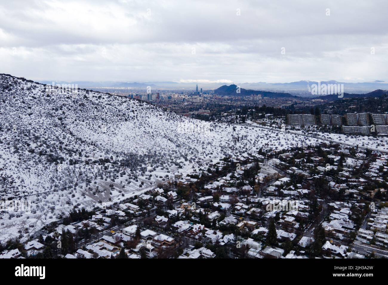 Santiago, Metropolitana, Chile. 14.. Juli 2022. Luftaufnahme des Schneefalls in Santiago, Chile. Ein wichtiger Teil der südlichen Zentralzone Chiles durchläuft einen Sturm von Regen und Schnee. Kredit: ZUMA Press, Inc./Alamy Live Nachrichten Stockfoto