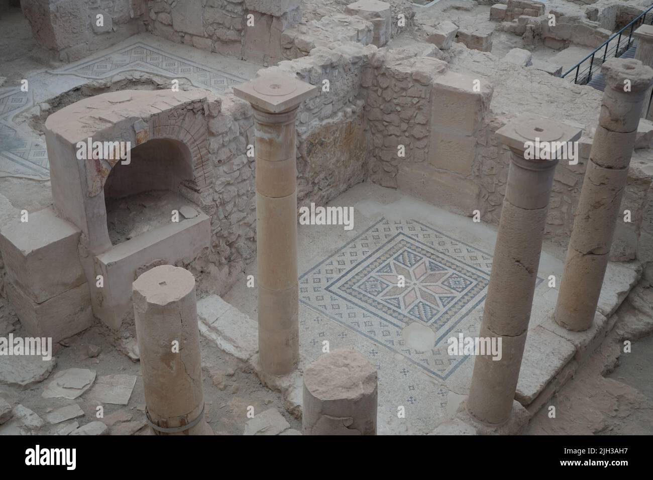 Die Säulen in der Stadt Zeugma, die von den Griechen gegründet und später von den Römern vor dem Eupret fortgesetzt wurden. Weltkulturerbe der Türkei. Stockfoto
