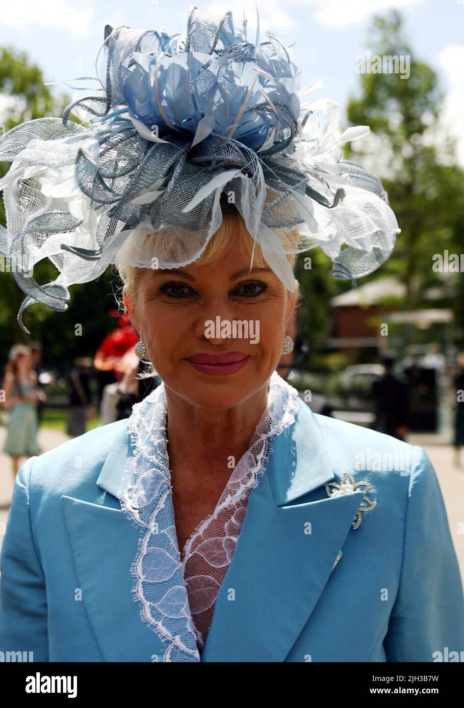 Datei-Foto vom 22/06/06 von Ivana Trump beim Royal Ascot Renntreffen auf der Ascot Rennbahn in Berkshire zum Ladies Day. Ivana Trump, die erste Frau von Donald Trump, ist im Alter von 73 Jahren in New York City gestorben, teilte der ehemalige US-Präsident in den sozialen Medien mit. Stockfoto