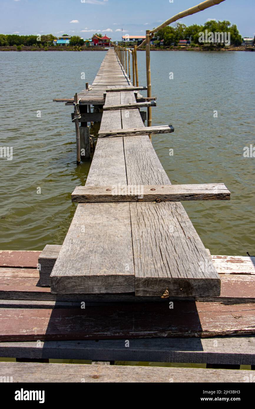 Das Brett verbindet die beiden Enden einer Holzbrücke aus nächster Nähe Stockfoto