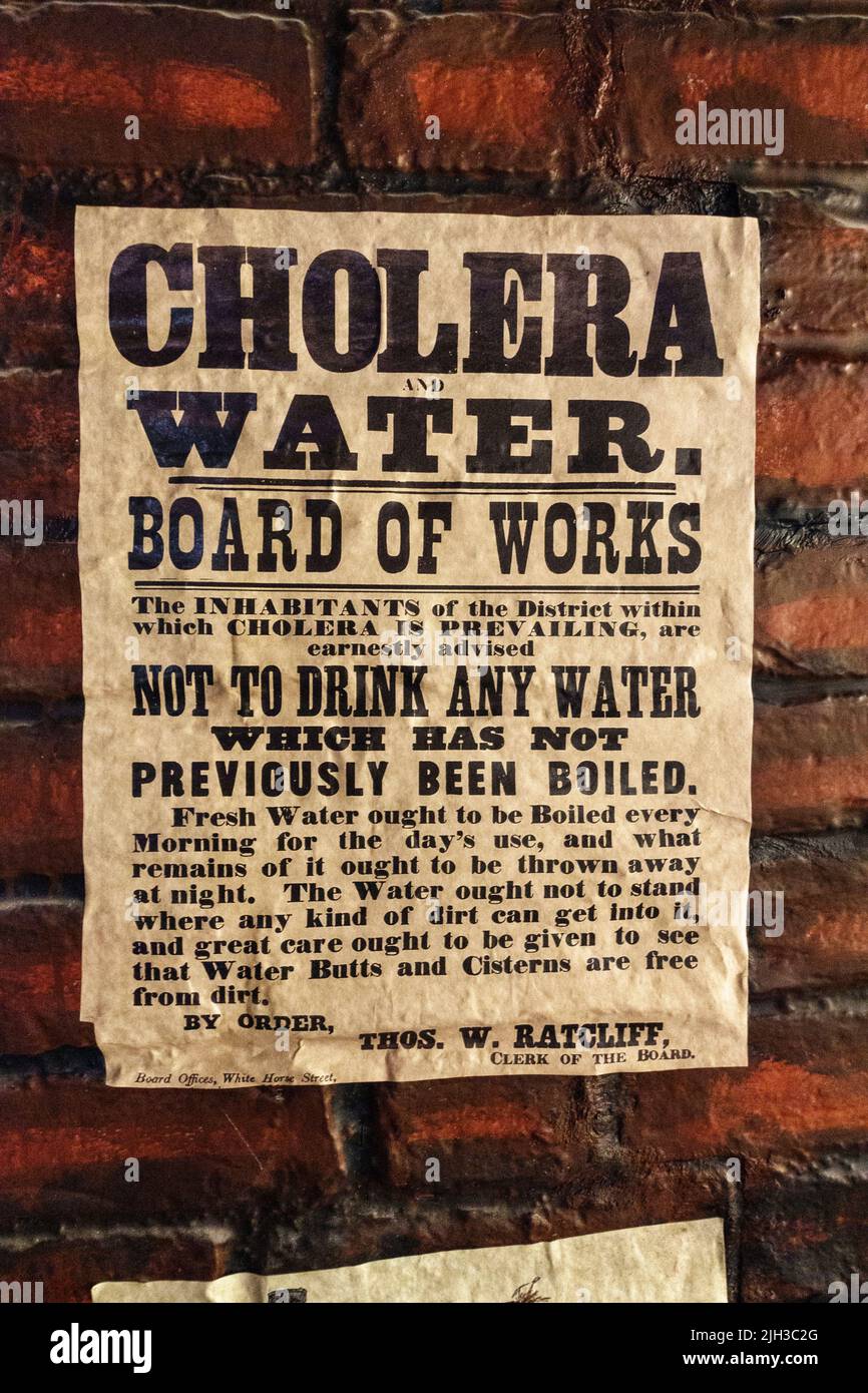 Warnschild „Cholera and Water-Board of Works“ (Nachbildung) im Thackray Museum of Medicine, Leeds, Yorkshire, Großbritannien. Stockfoto