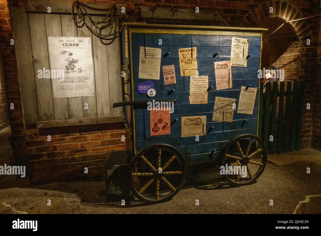 Allgemeine Ansicht von Disease Street, einem viktorianischen Slum im Thackray Museum of Medicine, Leeds, Großbritannien. Stockfoto