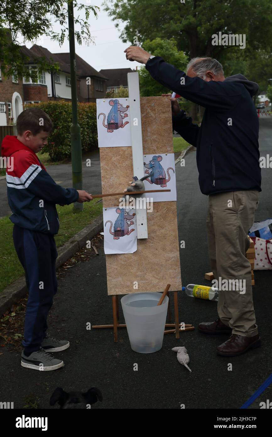 Street Party Games „Catch the Rat“ feiert das Platin-Jubiläum von Queen Elizabeth II in Surrey England Stockfoto