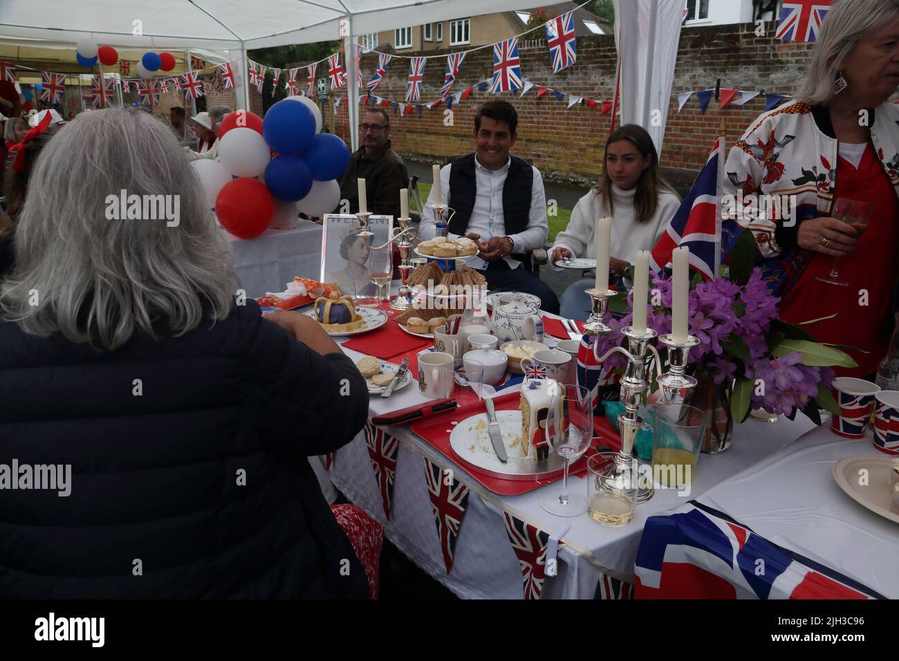 Menschen, die Nachmittagstee bei der Street Party feiern, um das Platin-Jubiläum von Queen Elizabeth II in Surrey England zu feiern Stockfoto