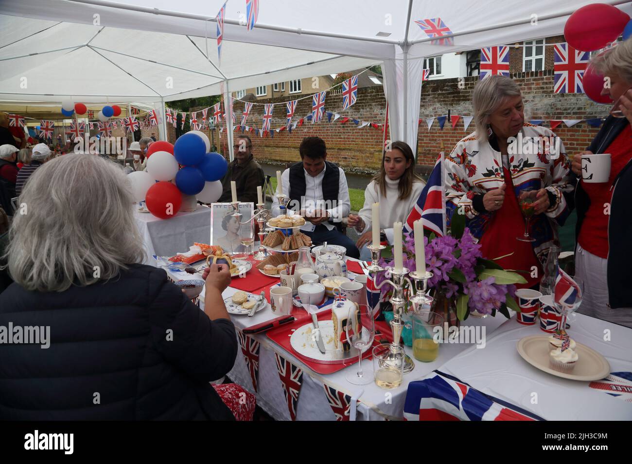 Menschen, die Nachmittagstee bei der Street Party feiern, um das Platin-Jubiläum von Queen Elizabeth II in Surrey England zu feiern Stockfoto