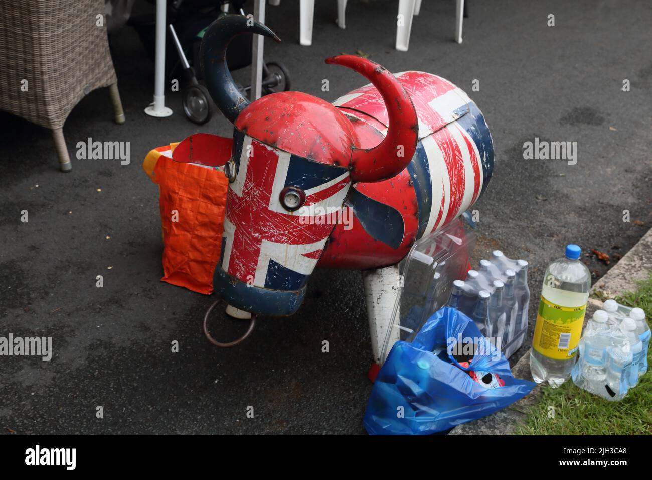 Metal Union Jack Bull Decoration bei der Queen Elizabeth II Platinum Jubilee Street Party in Surrey England Stockfoto