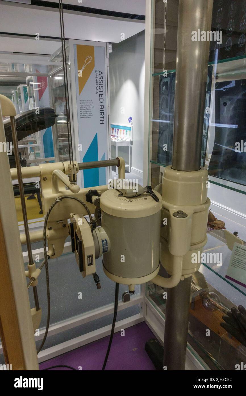 Ein Helioskop 2-Röntgengerät für Brustkorb (1950s), das möglicherweise für das TB-Screening verwendet wurde, Thackray Museum of Medicine, Leeds, West Yorkshire, Großbritannien. Stockfoto