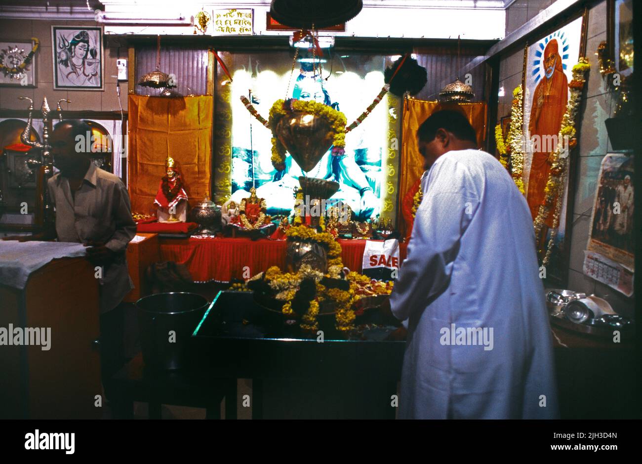 Dubai UAE Bur Dubai Priester, der Murti im Tempel von Shiva & Krishna sucht Stockfoto