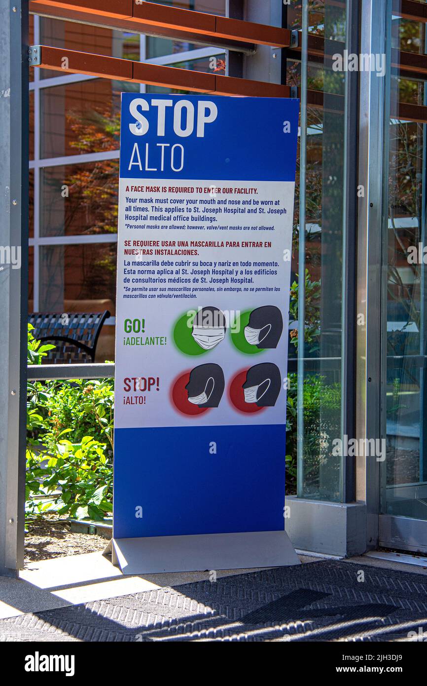 Ein Schild, das den Besuchern mitteilt, dass sie nicht ohne Maske ins Krankenhaus einreisen können. St. Joseph's Hospital in Orange, Kalifornien, USA Stockfoto