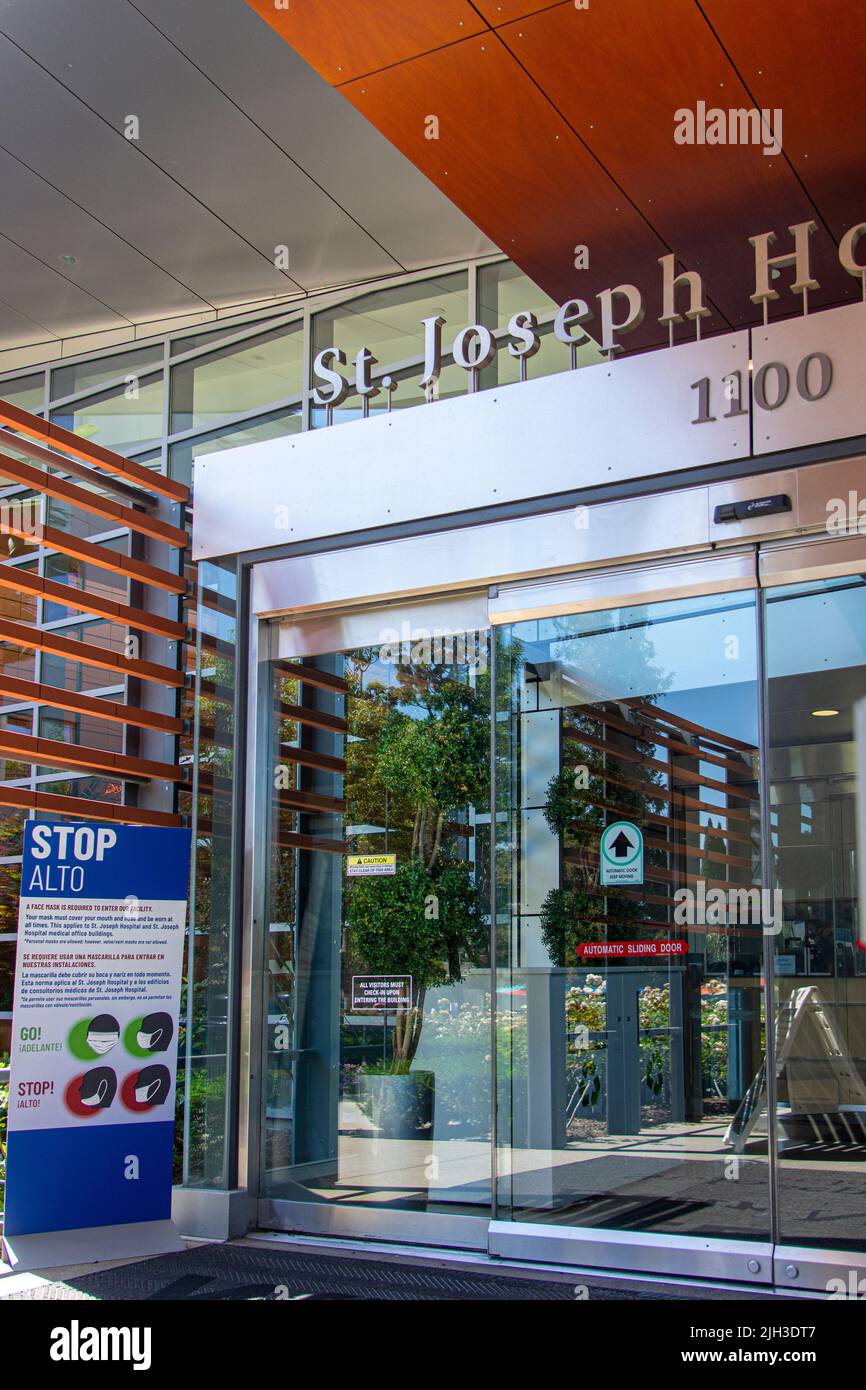 Der Eingang zum Saint Joseph Hospital in Orange, Kalifornien, USA. Stockfoto