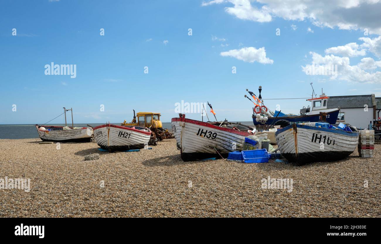 Boote am Aldeburgh Shingle Beach Stockfoto