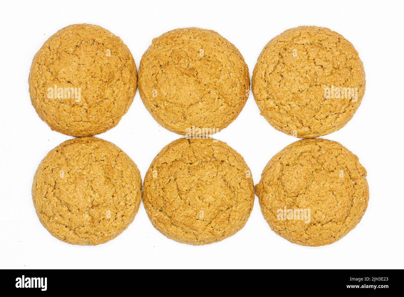 Haferflocken-Kekse auf weißem Hintergrund. Isoliert. Haferflocken Raisin Cookies aus einem Haferflocken-basierten Teig, dessen Zutaten Mehl, Zucker, Eier Stockfoto