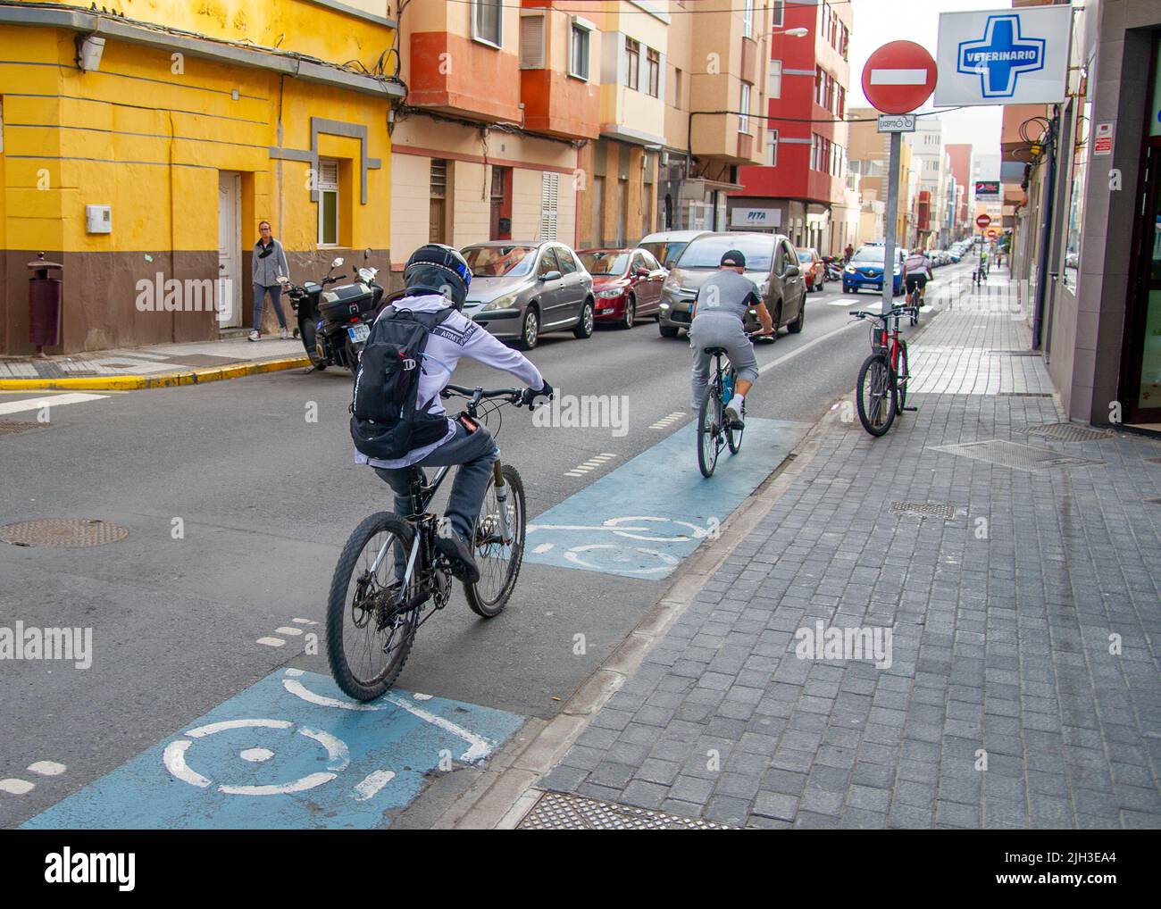 Februar 20 2022 - Radfahrer fahren in Las Palmas de Gran Canaria auf den Straßen des alten Zentrums vorbei an bunten Häusern Stockfoto