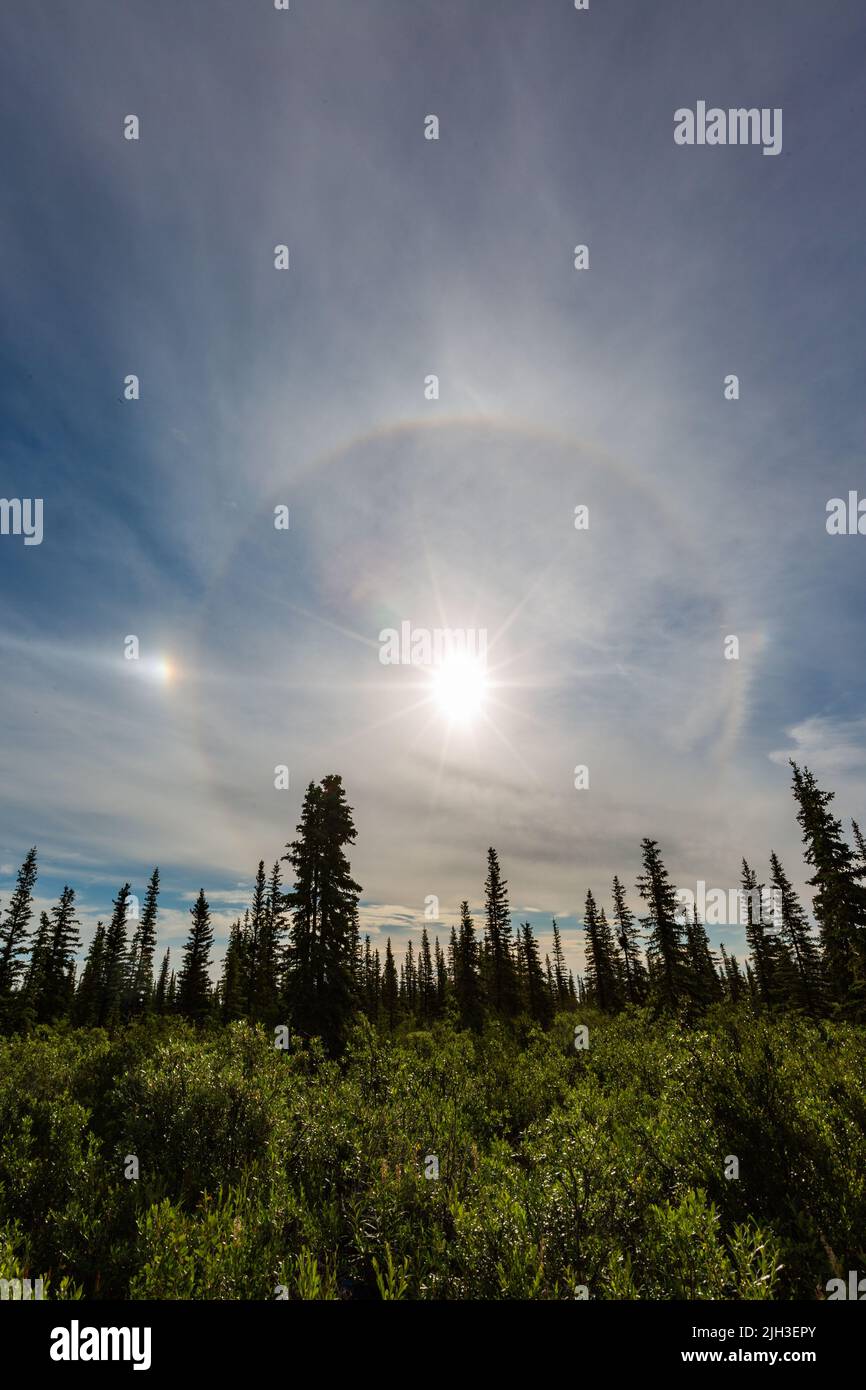 Sommersonnenhund (Parhelion) am Himmel, in der Nähe von Deline, Northwest Territories, Kanada. Stockfoto
