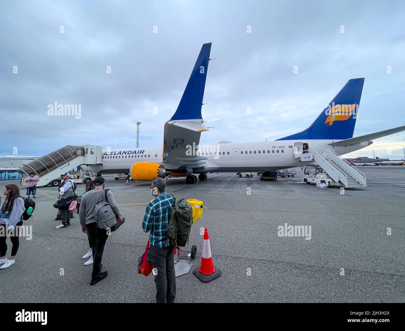 Keflavik, Island - 1. Juli 2022 Landschaftsansicht der Passagiere, die den Boeing 737MAX 9-Passagierjet von Icelandair im Leifur Eiriksson Air Terminal, A, deplanieren Stockfoto