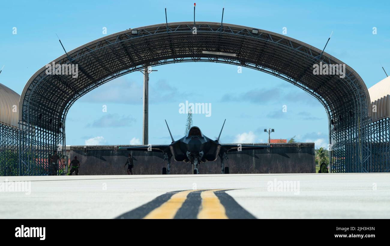 Ein US Air Force F35A Lightning II, der dem 388. Fighter Wing, Hill Air Force Base, Utah, zugewiesen wurde, bereitet sich auf den Abflug von der Andersen AFB, Guam, zur Unterstützung der agilen Kampfbeschäftigungsoperationen vor, 29. Juni 2022. ACE verlagert die Erzeugung von Luftstrom von großen, zentralisierten Basen auf Netzwerke kleinerer, verstreuter Standorte oder Cluster-Basen, um die Überlebensfähigkeit zu erhöhen, die Planung von Widersacher zu erschweren und einen Vorteil zu erlangen. (USA Luftwaffe Foto von Airman 1. Klasse Lauren Clevenger) Stockfoto