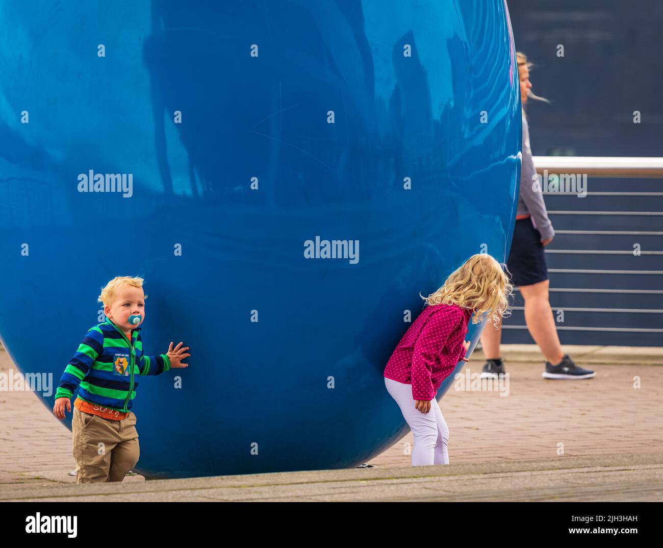 Nettes Foto von Kleinkind Schwester mit Baby Bruder. Kleines Mädchen spielt verstecken und suchen mit ihrem kleinen Bruder im Freien. Vancouver, BC, Kanada, 10,2022. Juli. Stockfoto