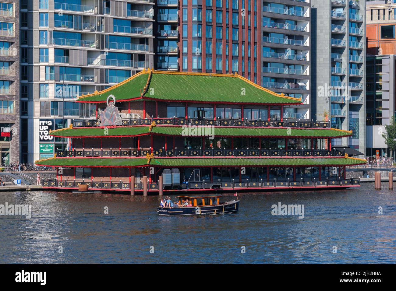 Amsterdam, Niederlande - 22. Juni 2022: Sea Palace Chinese Restaurant am Hafen Stockfoto